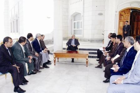 .. ويلتقي عددا من المخترعين اليمنيين في حضرموت أمس